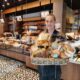 Meesterbakker Roodenrijs alles voor dagje uit - verkoopster met mand vol lekkers