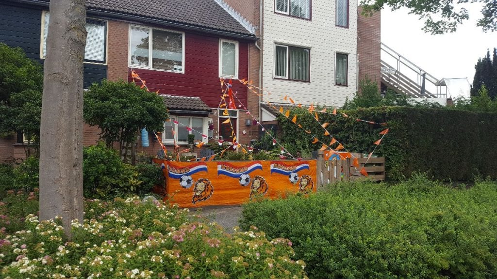 De oranje voortuin van Chris en Jacq