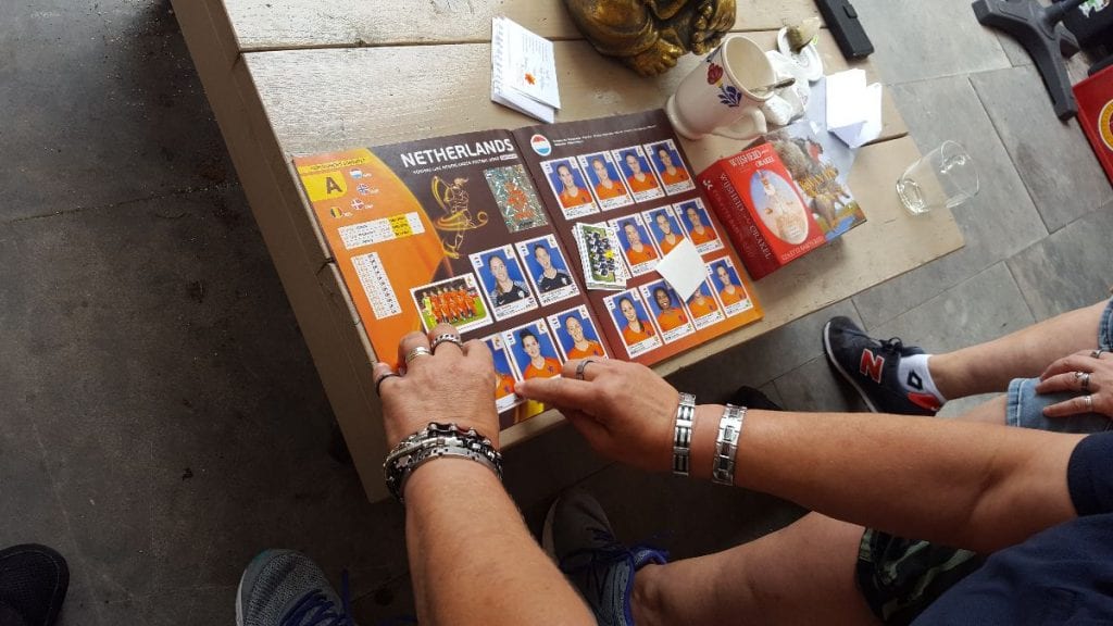 Panini-plaatjes plakken