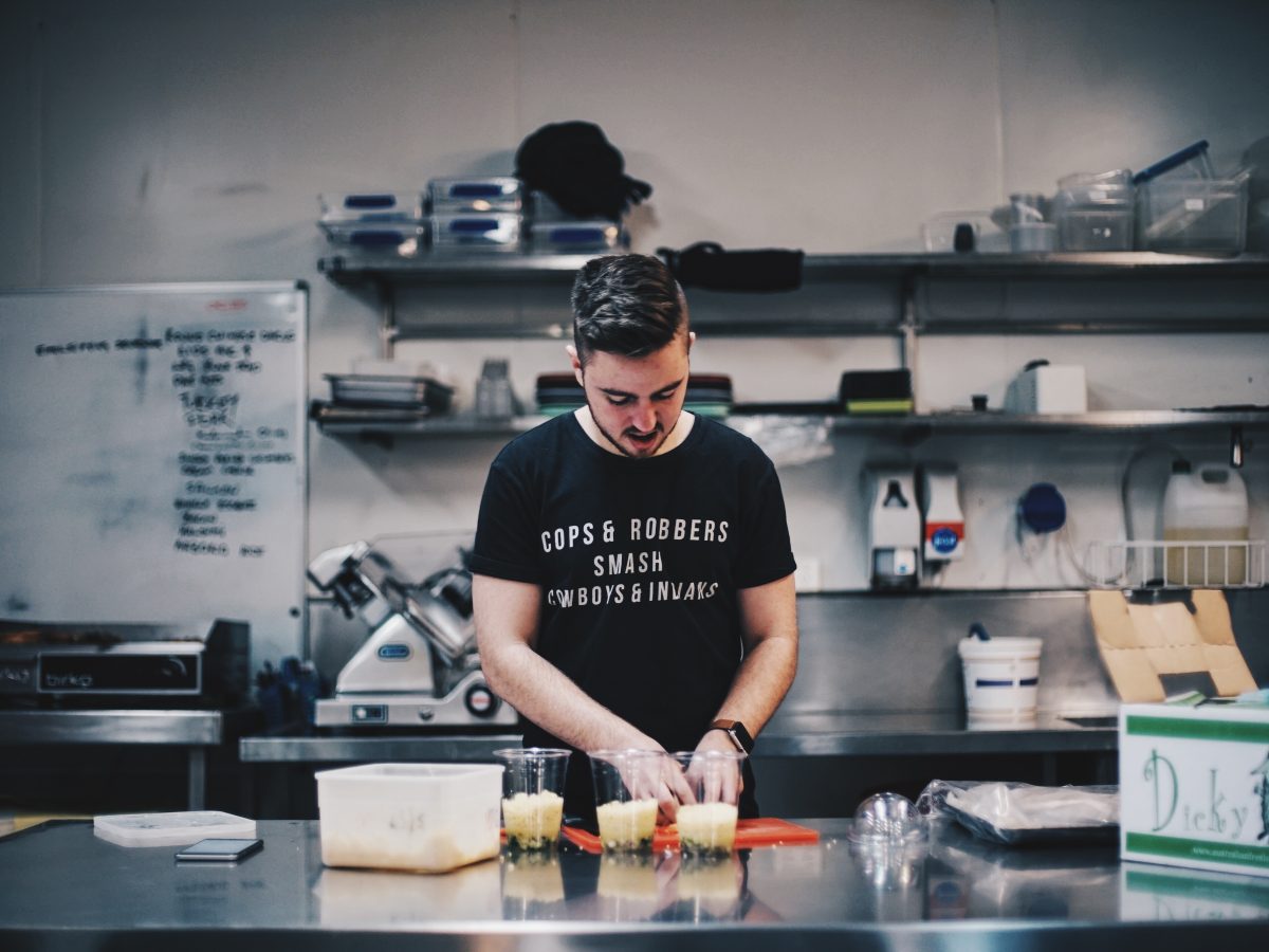 Man keuken koken ontbijt