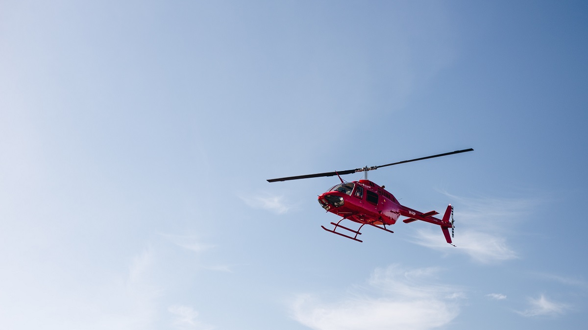 Een helikopter laag boven de trein tussen Woerden en Den Haag dit is waarom indebuurt Woerden Een helikopter laag boven de trein tussen Woerden en Den Haag dit is waarom indebuurt Woerden
