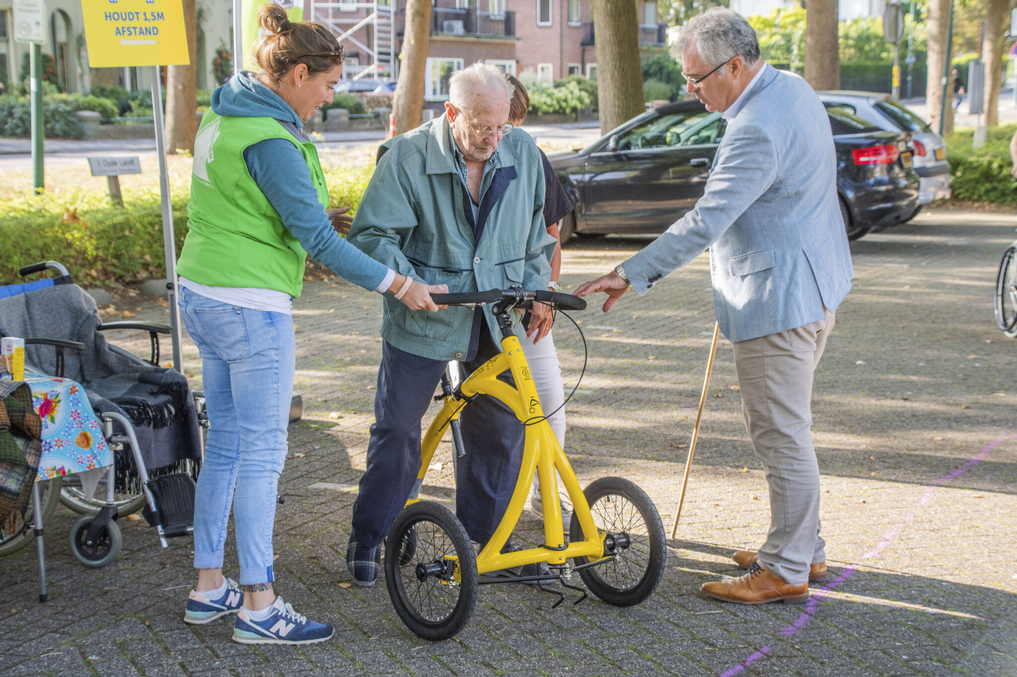 Fotomuur zo zag de eerste editie van de rollatorloop eruit