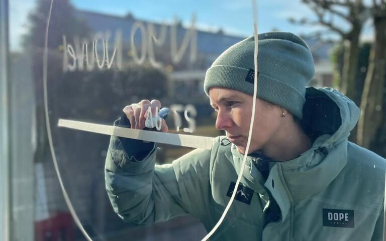 ‘Je hoeft niet per se mooi te kunnen schrijven’: Marije is handletterartist en versiert Woerdense ra