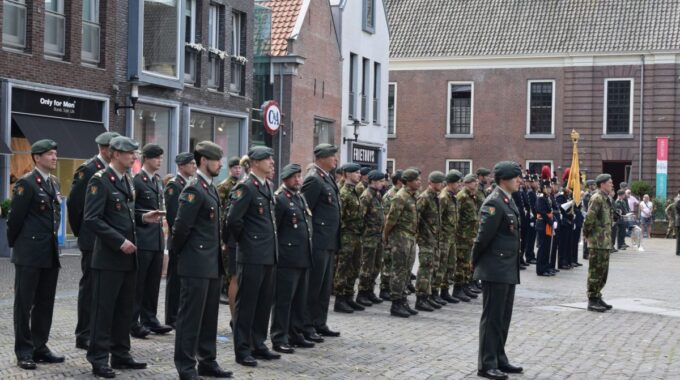 Militairen Kerkplein Woerden