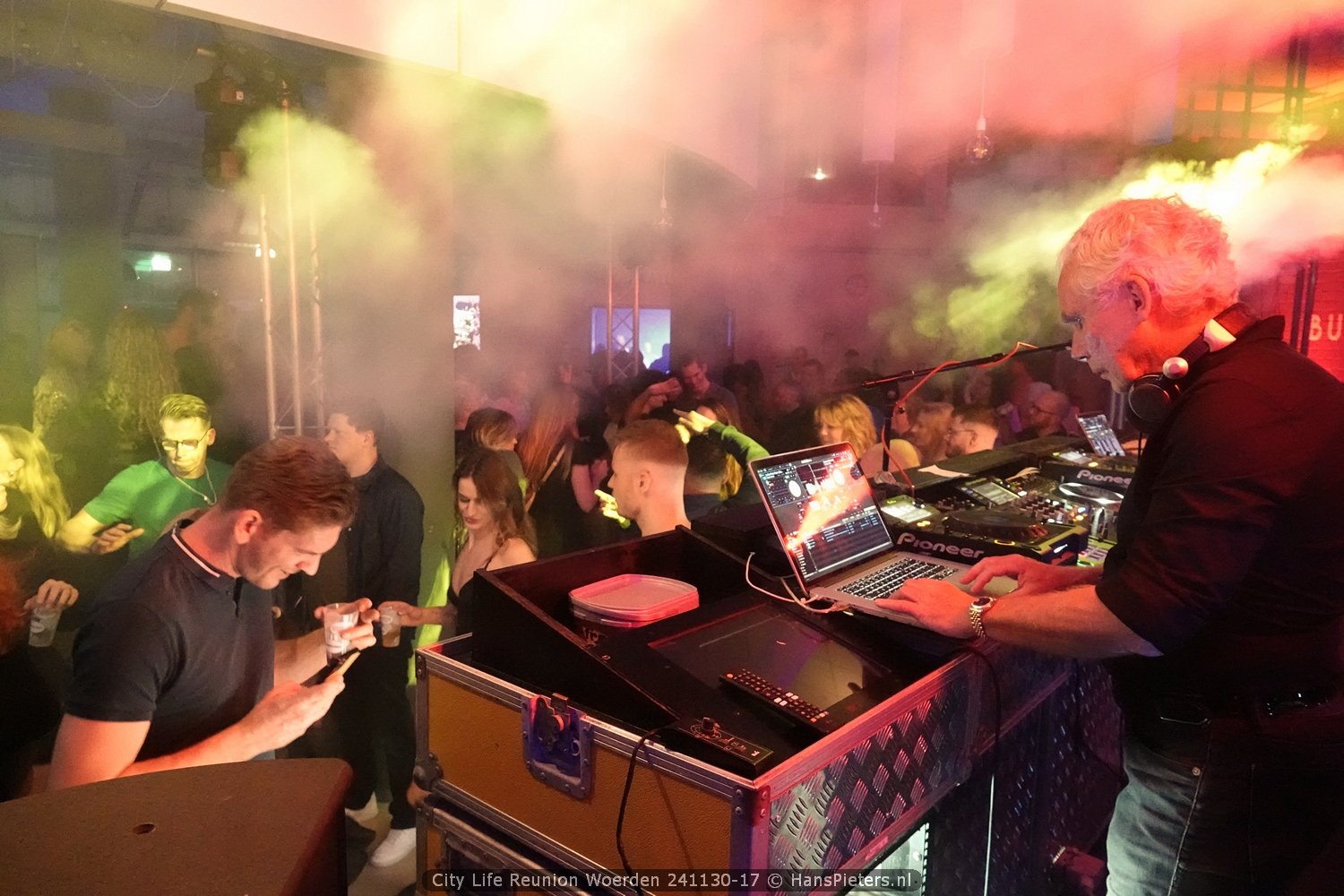Mike en Frans willen jongeren weer leren feesten met Teenage Party’s: ‘Ze zijn bij veel horeca niet