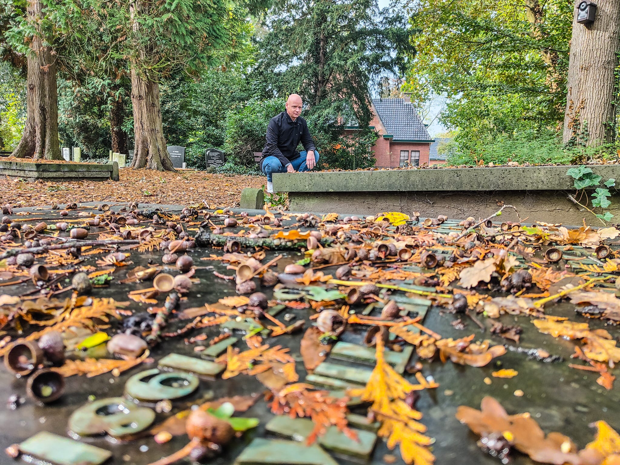 Michél startte een insta-account vol grafstenen: ‘Ik heb een fascinatie voor begraafplaatsen’