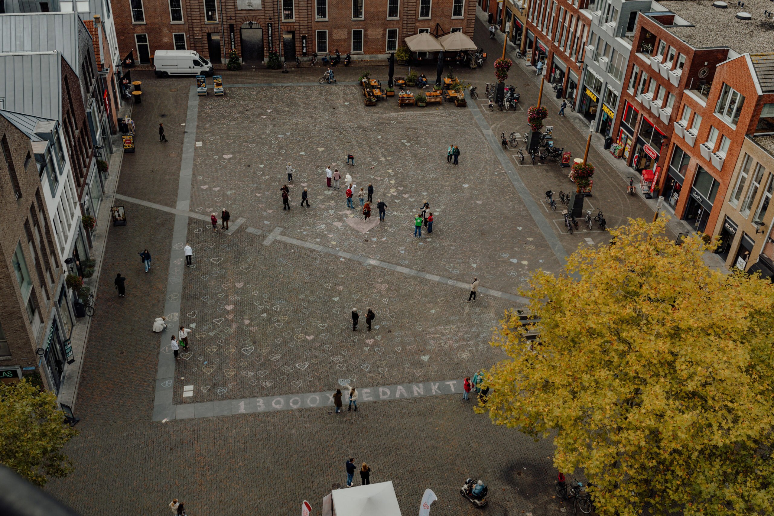 Een en al liefde! Woerdenaren krijten hartjes op het Kerkplein (video)