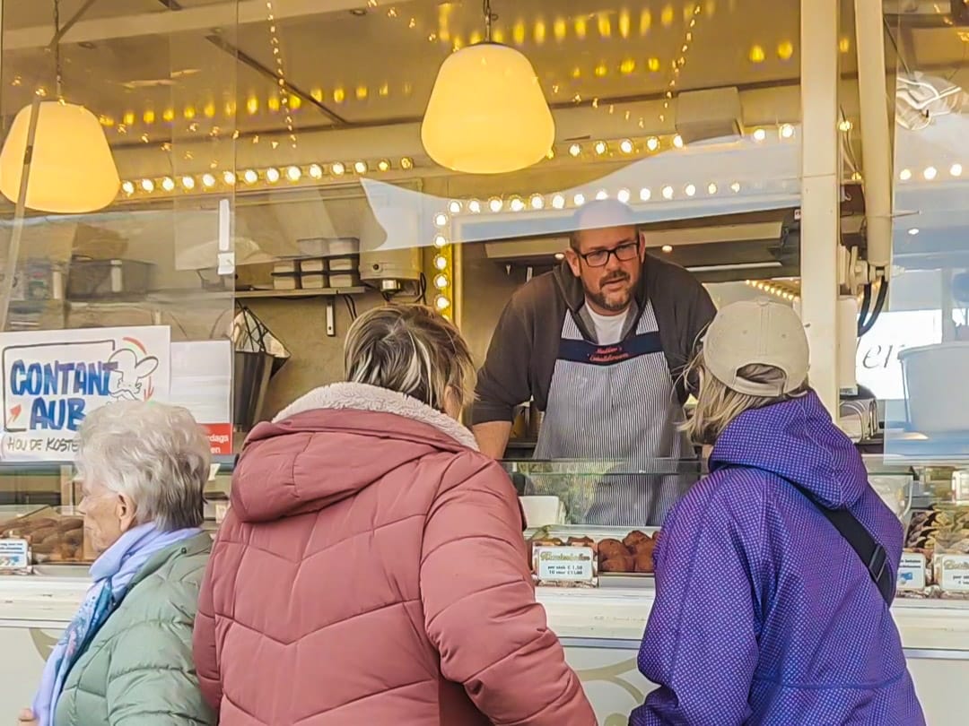 Oliebollenbakker Dennis heeft een nieuwe tompoucebol: ‘Mensen komen er speciaal voor’