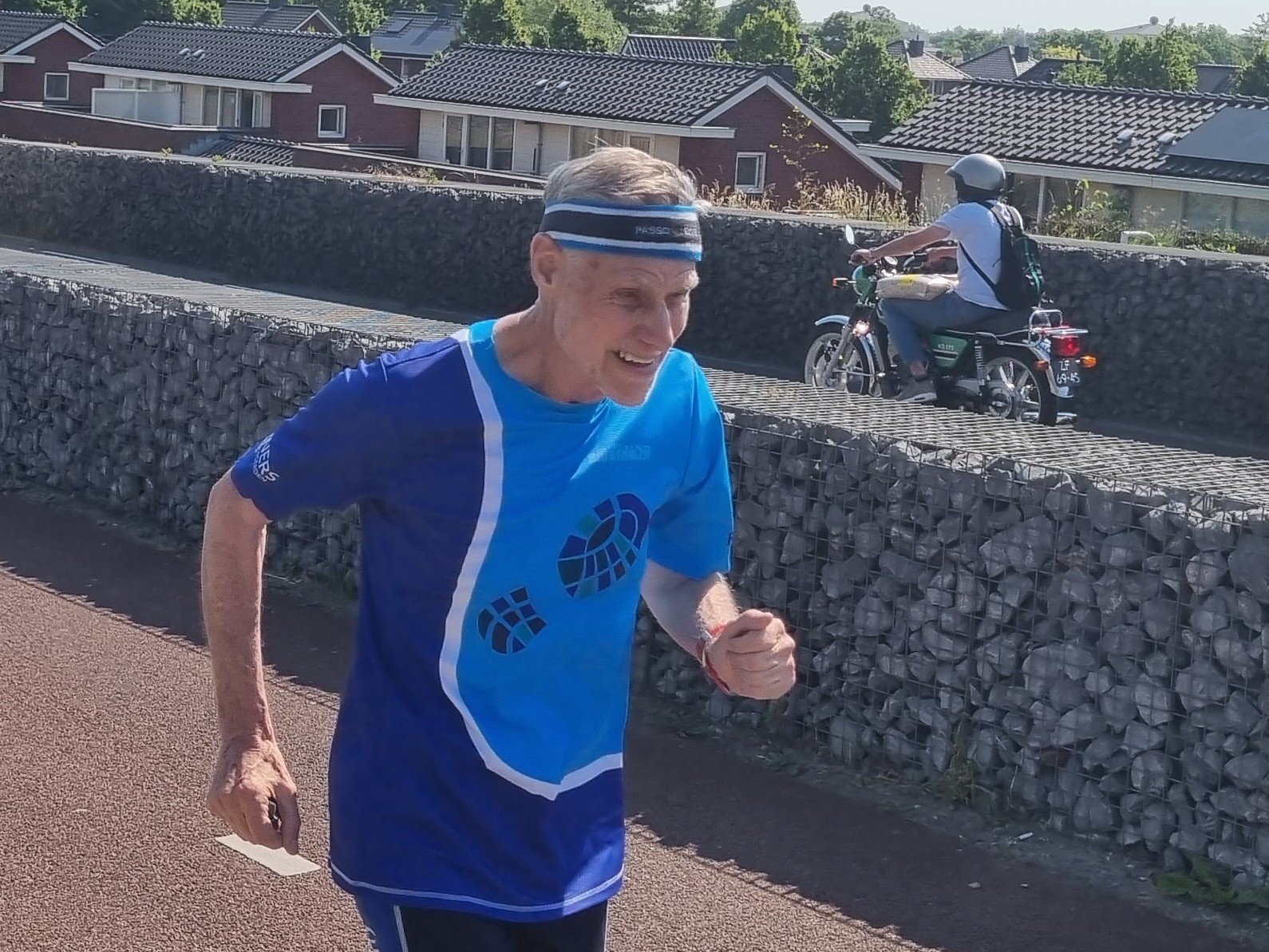 Nog één keer! Kees rent op zijn 80ste zijn laatste Linschotenloop