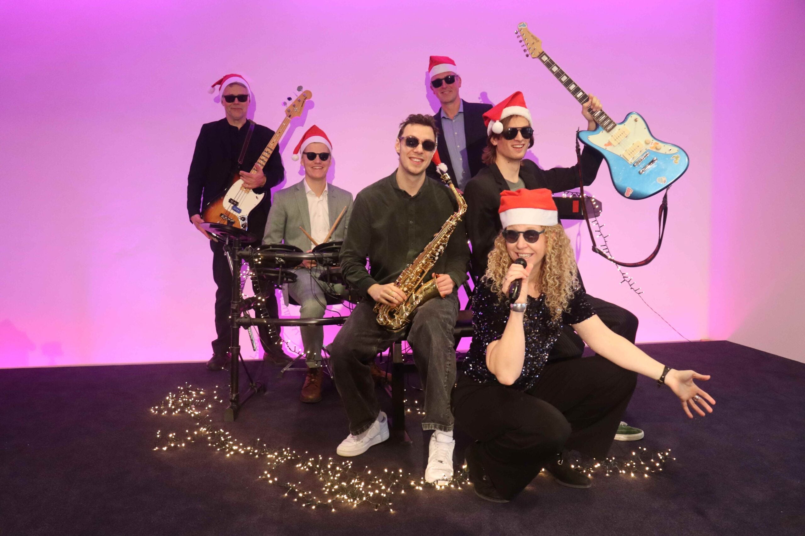 Top-2000 kerkdienst keert terug zonder kerkbanken: ‘Niet zitten maar dansen’