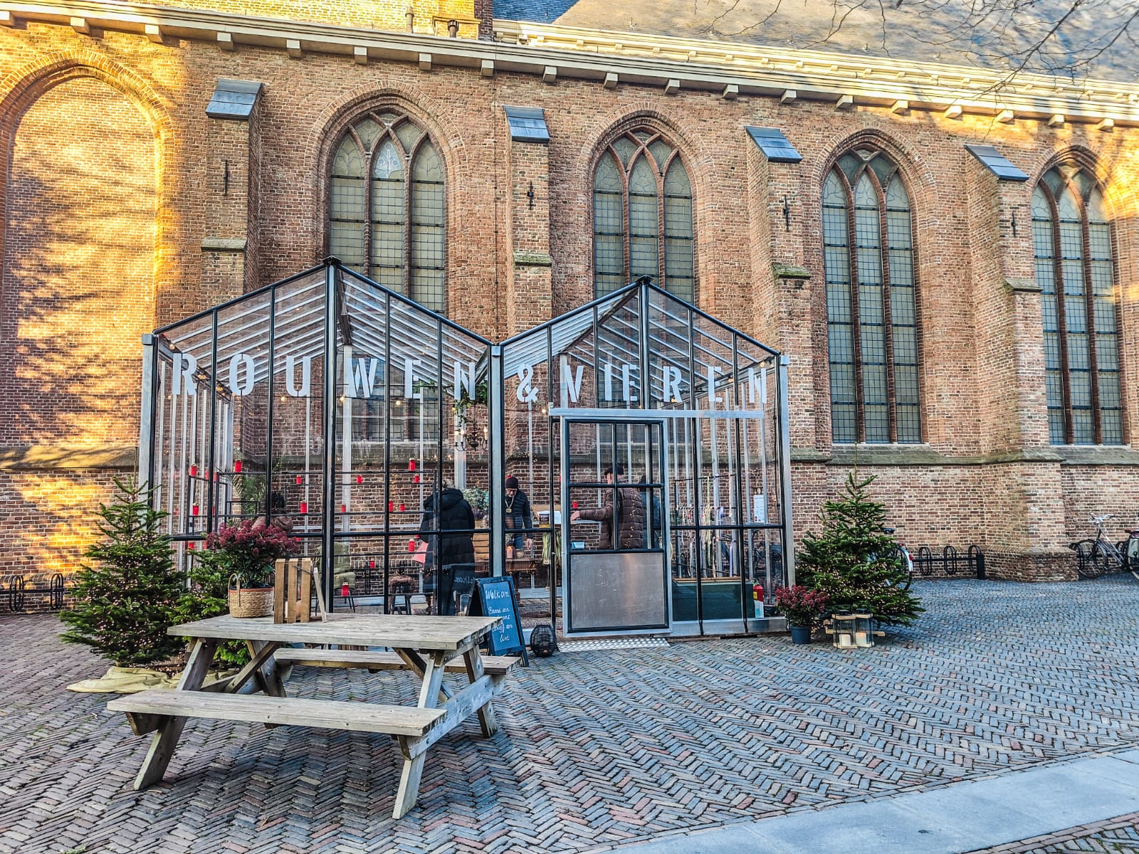 Dit gebeurt er in de glazen kas op het Kerkplein: ‘Juist in deze tijd is het fijn’
