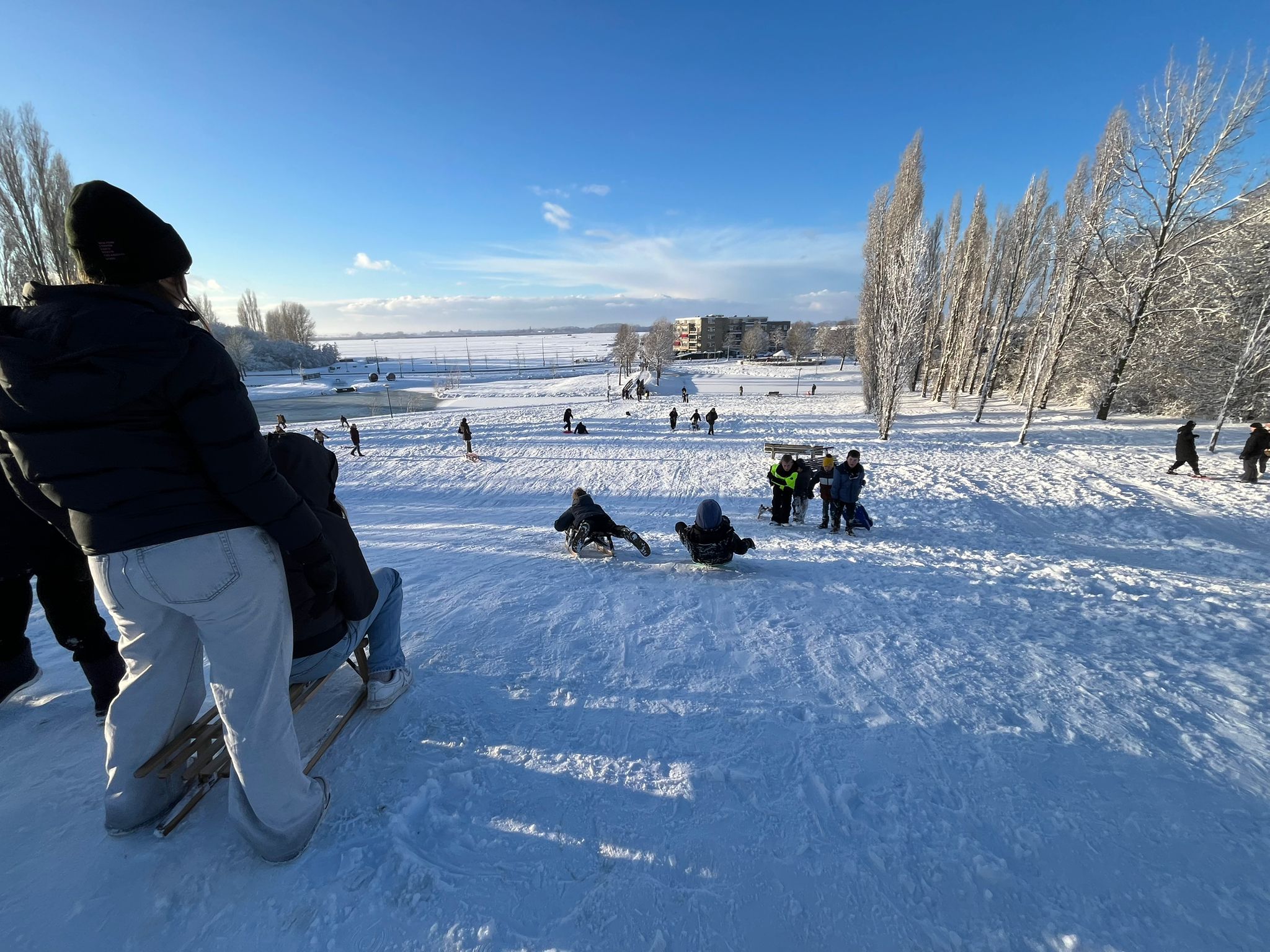 Video! Woerdenaren sleeën massaal vanaf de enige ‘berg’ van Woerden
