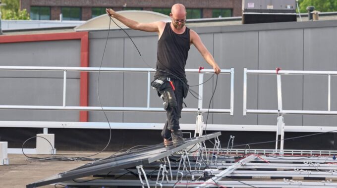 Zonnekeus installatie op plat dak