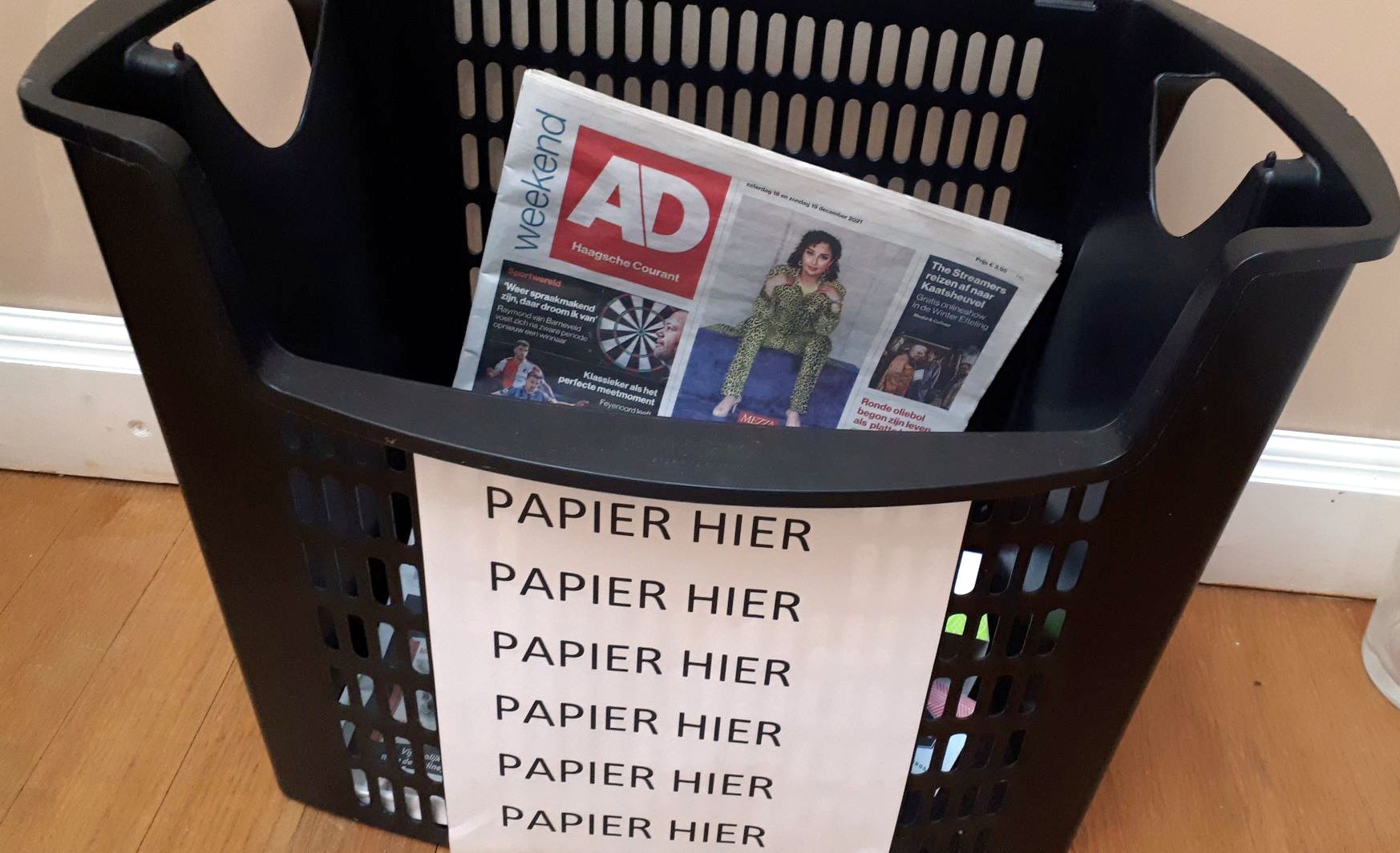 Dit gebeurt er met je oud papier nadat je het in de papiercontainer hebt gegooid indebuurt