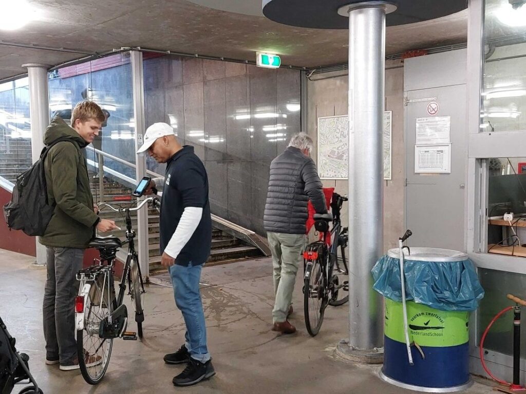 Lennert begroet een bezoeker in fietsenstalling Centrum West met “Hé chef”. Foto: indebuurt Zoetermeer