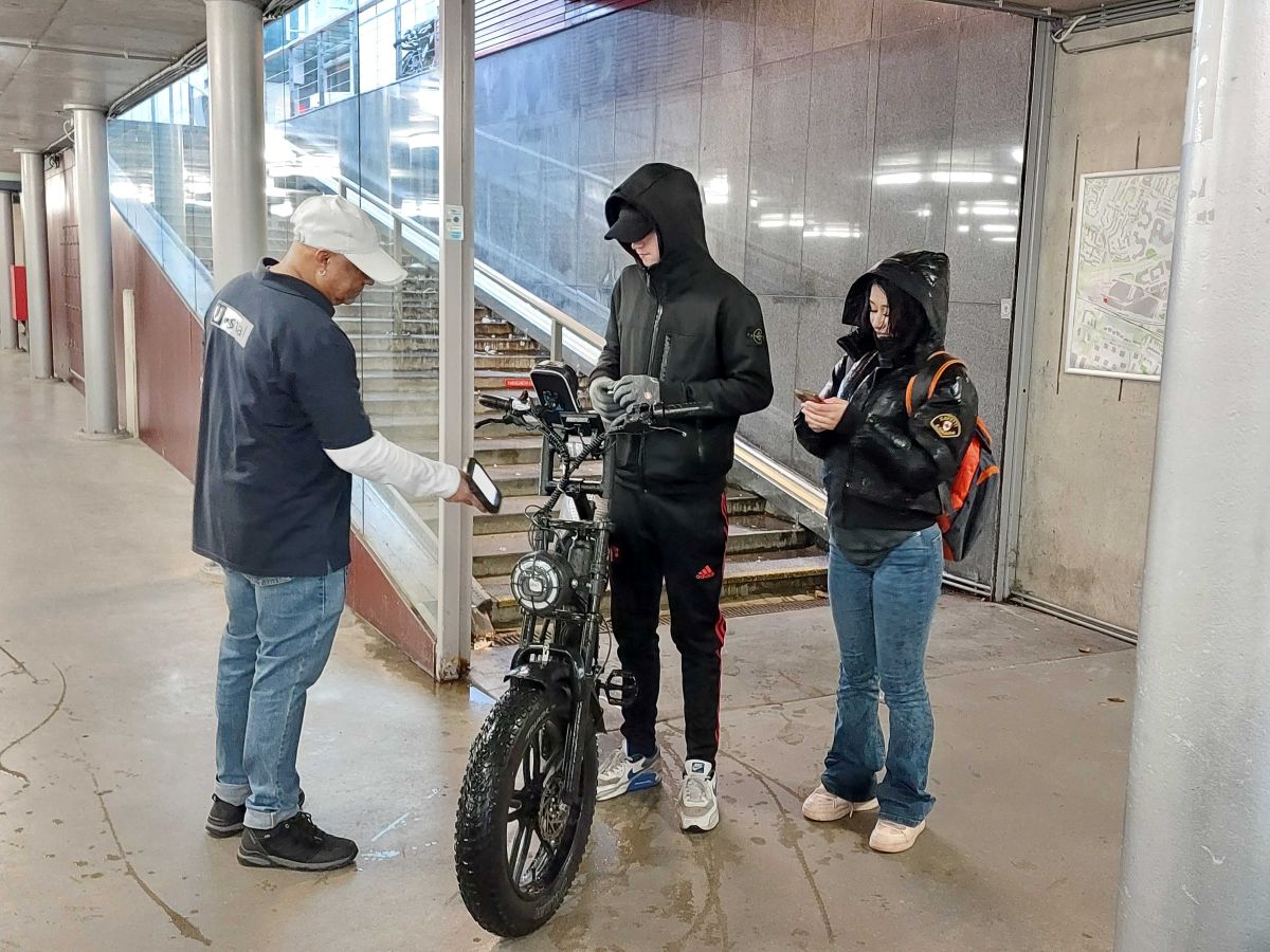 Lennert scant een fatbike in fietsenstalling Centrum West. Foto: indebuurt Zoetermeer