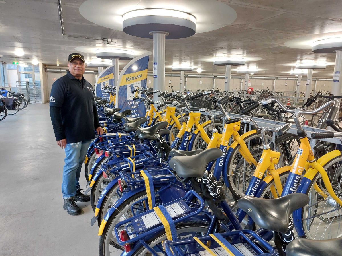 Lennert bij de OV-fietsen in fietsenstalling Centrum West. Foto: indebuurt Zoetermeer