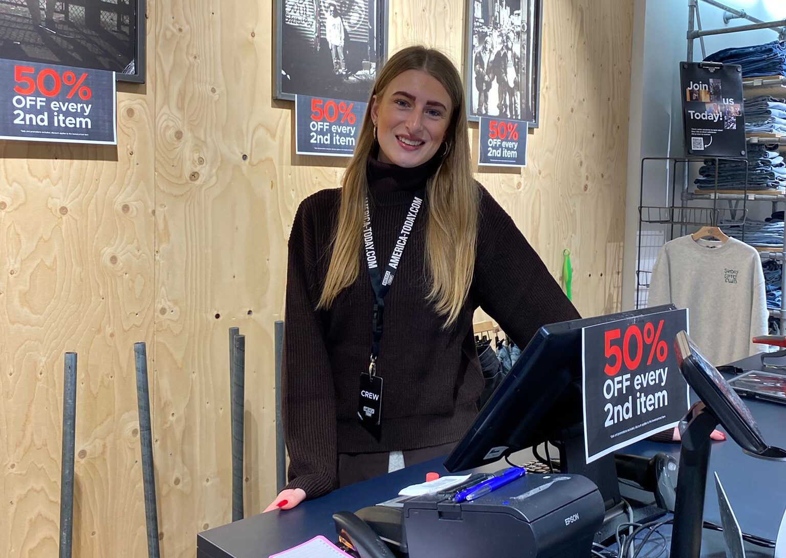 Charlotte (22) is storemanager van een populaire kledingzaak in Zoetermeer: ‘Elke week nieuwe inspir