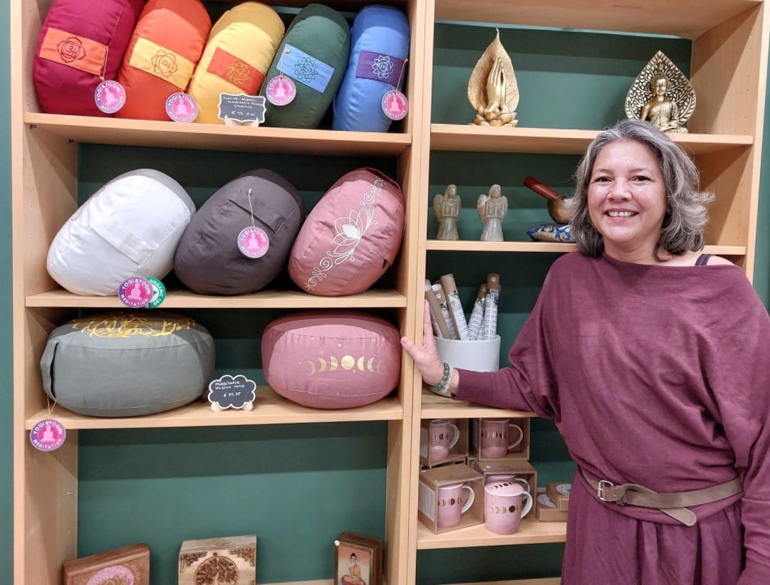 Cindy opent spirituele winkel in Zoetermeer: ‘Ik gun iedereen een beetje spiriwiri in zijn leven’
