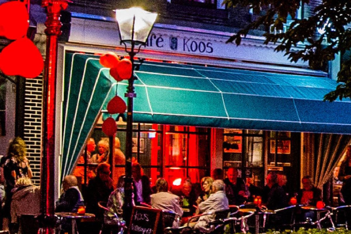 buiten-avond cafe koos