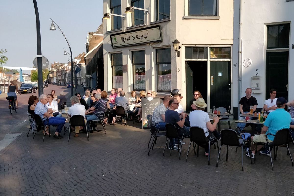 Warmetruiendag? Het terras op, hier in Zwolle moet je wezen indebuurt Zwolle
