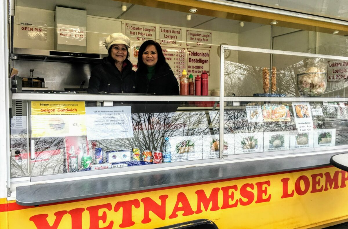 Loempiakraam Holtenbroek al 30 jaar een begrip in Zwolle: ‘Iedereen kent mijn vader’