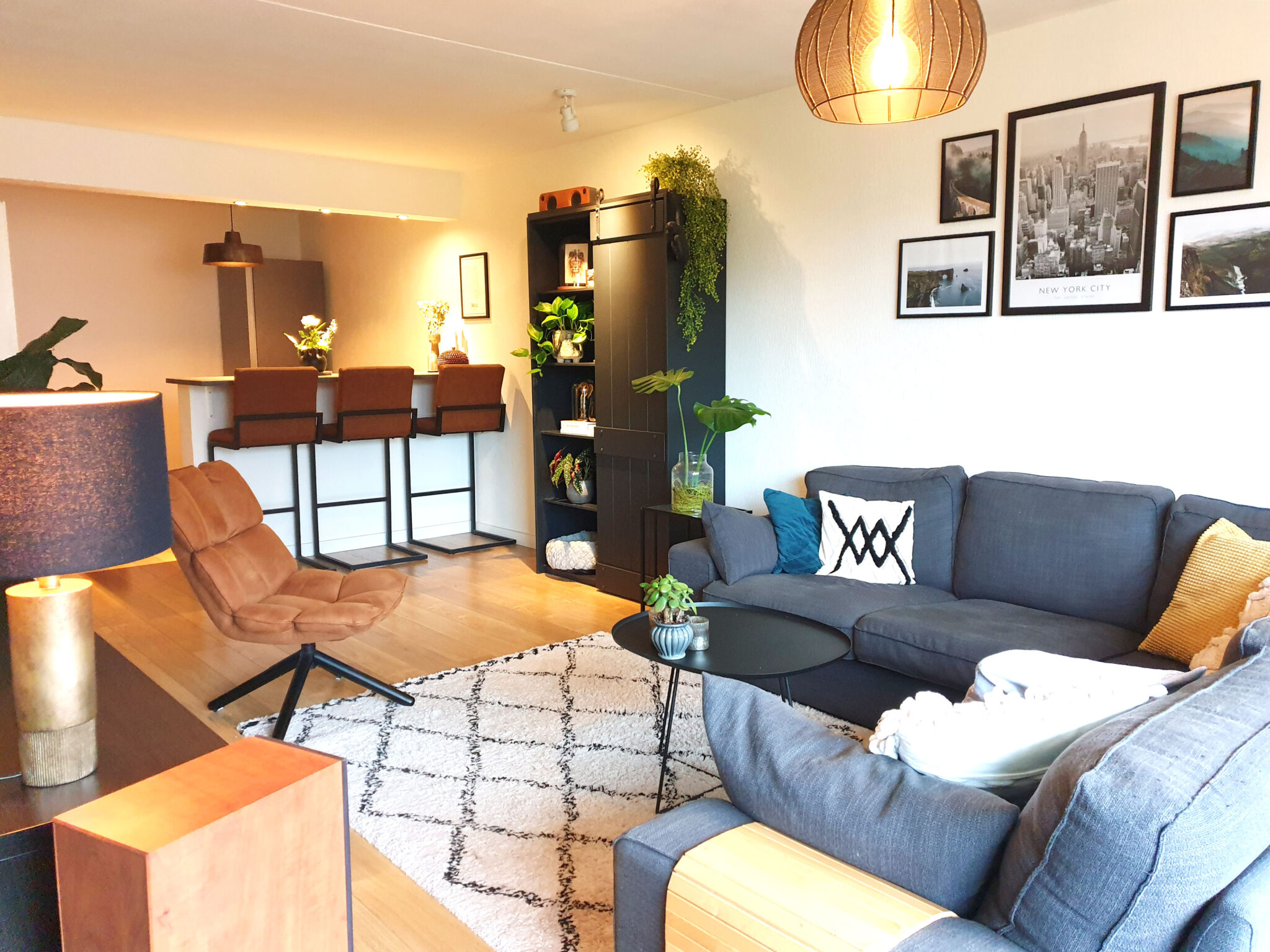 Binnenkijken in het appartement van Romy (23) in Wipstrik: ‘De bar hebben wij zelf gemaakt!’