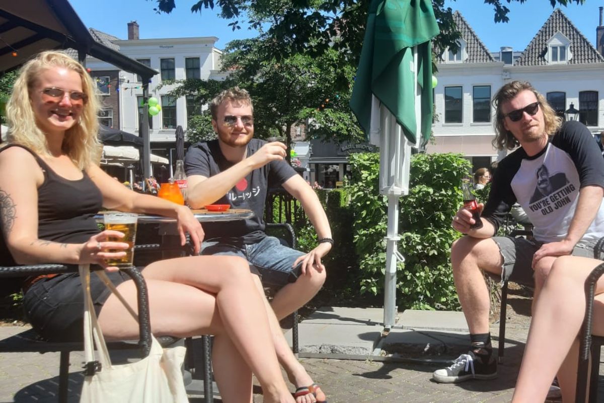 De terrassen in Zwolle zijn open win een middag borrelen op je