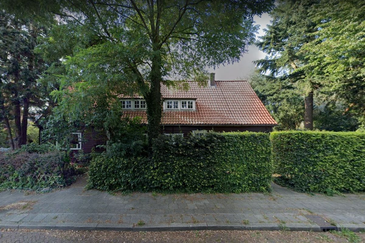 Deze Zwolse woning ligt verscholen tussen de bomen en kost ‘maar’ 289.000 euro: dit is waarom