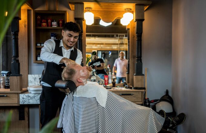 Khalid is druk bezig met zijn passie bij De Praatkamer | Foto: Harold Meerveld
