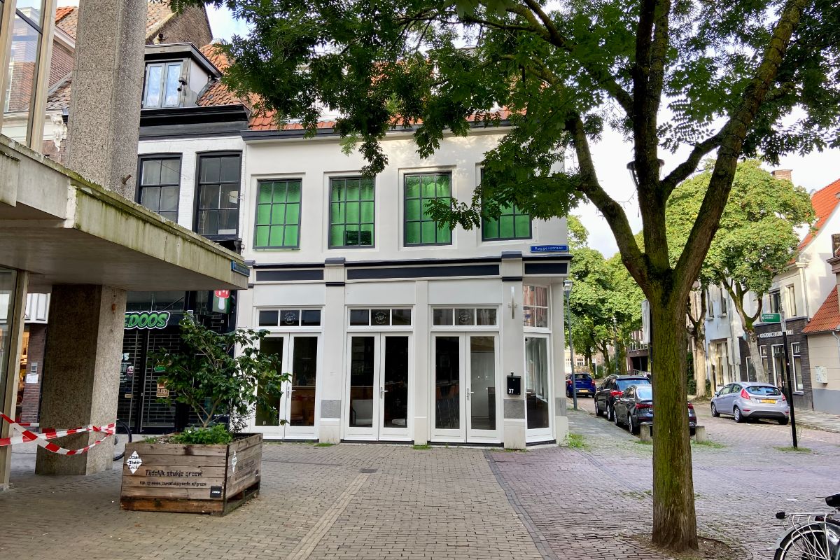 Bij deze koffiezaak in Zwolle brandt al maanden geen licht dit is de