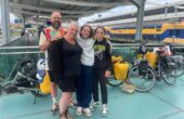 (Op volgorde) Stijn, Greet, Roos en Oskar met hun fietsen op station Zwolle. Foto: indebuurt Zwolle.
