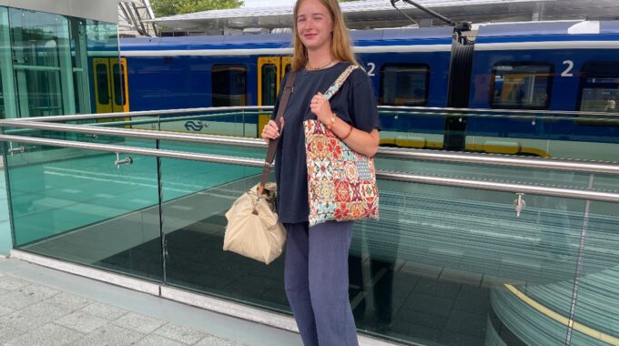 Sophie Mensink op station Zwolle. Foto: indebuurt Zwolle.