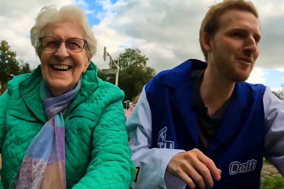Milo en Koen van de Bankzitters fietsen met ouderen door Zwolle: ‘U bent fit voor iemand van 91’