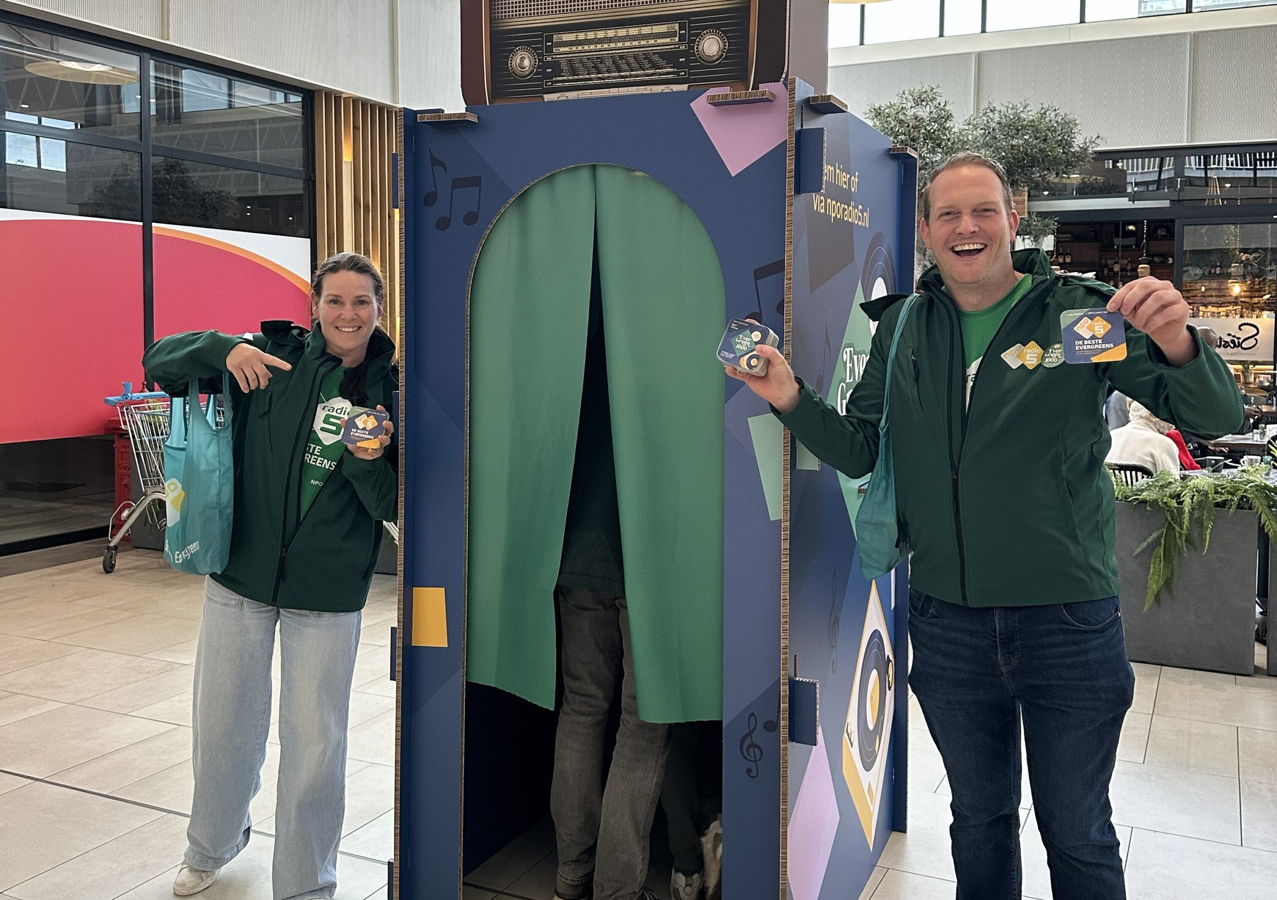 Alweer stemmen?! Radiozender komt met stemhokje naar Zwolle en dit is waarom