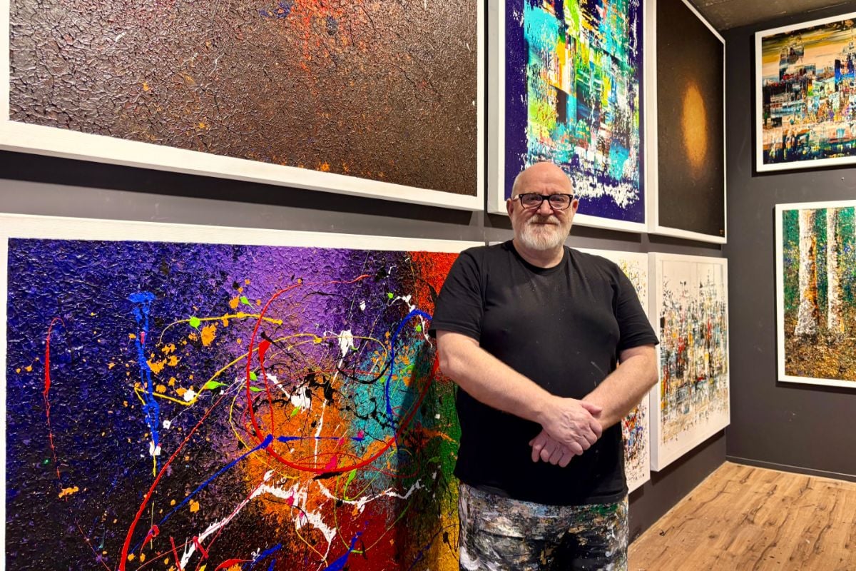 Hij maakte zo’n 3000 schilderijen, maar nu sluit Gerrit met pijn in het hart zijn atelier Knikker