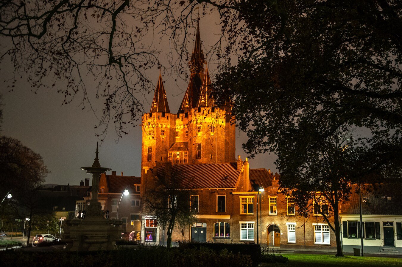 Daarom kleuren de Sassenpoort en andere Zwolse gebouwen binnenkort oranje