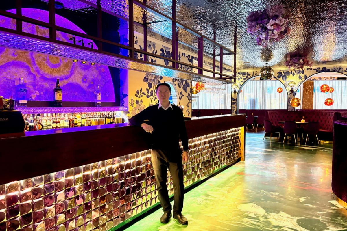 Draaiende discoballen en volop paars: een kijkje in het nieuwe restaurant Petit Verdot in Zwolle