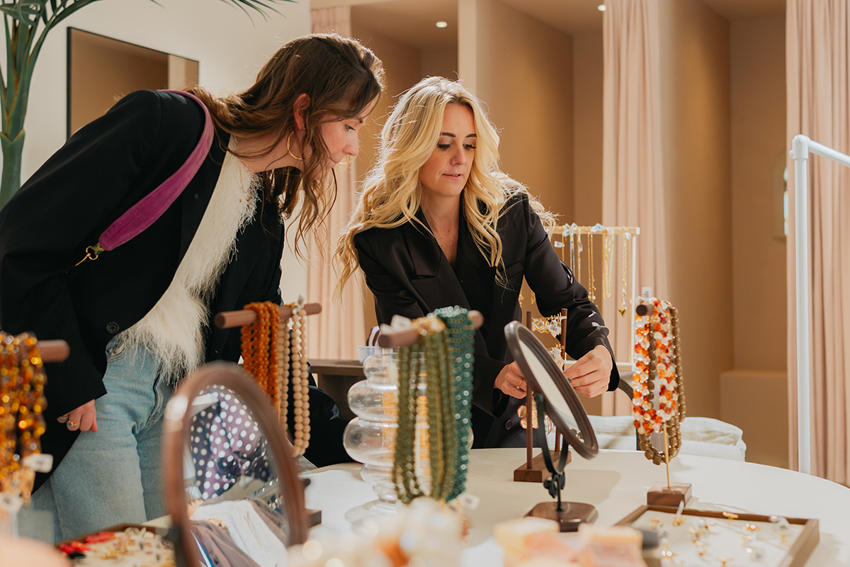 Lynn begon op een zonderkamer, maar heeft nu een kledingwinkel in Zwolle: ‘Ik weet hoe anders het ka
