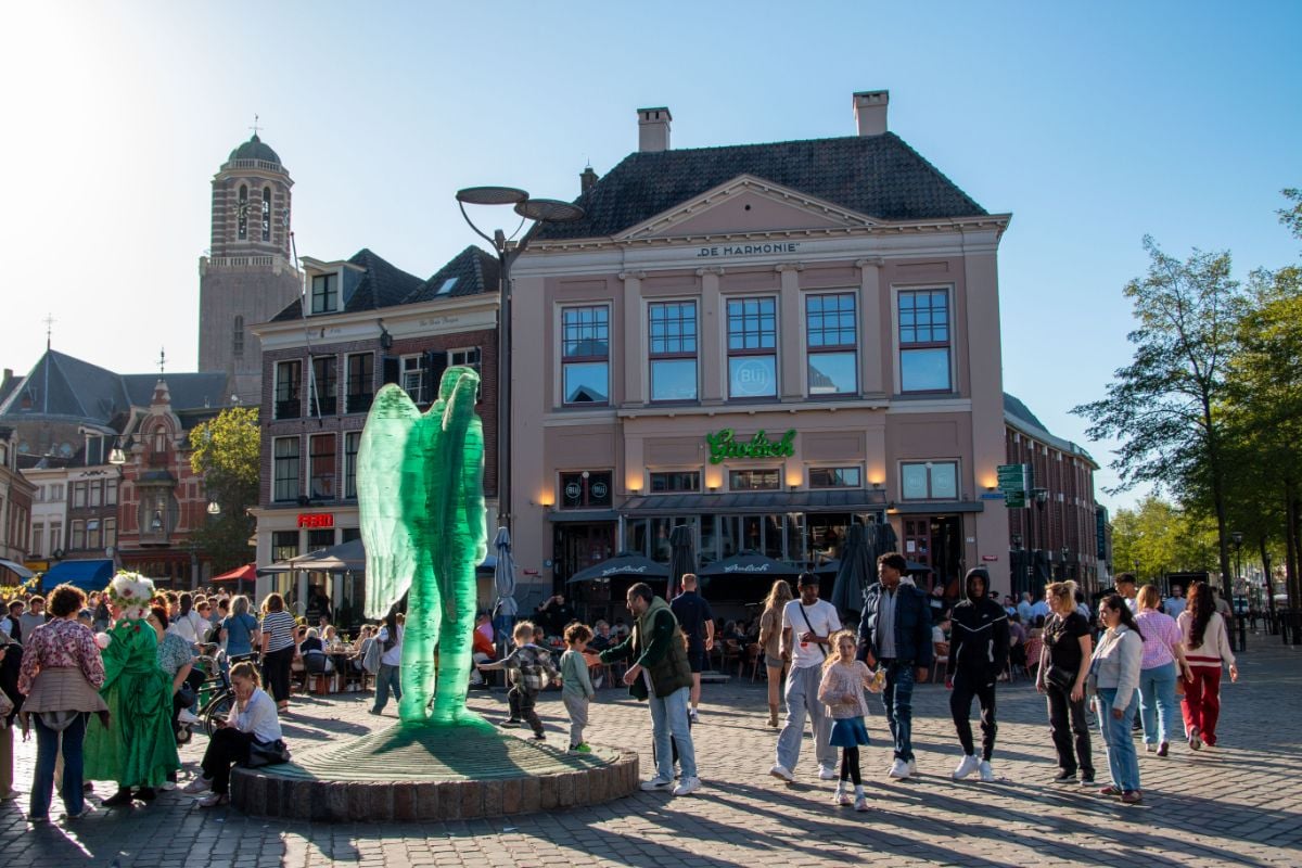Denk jij vandaag meer paars op straat in Zwolle te zien? Dit is de reden!