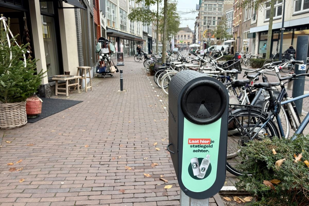 Niet meer met je hoofd in de afvalbak: Zwolle heeft nieuwe statiegeldbakken