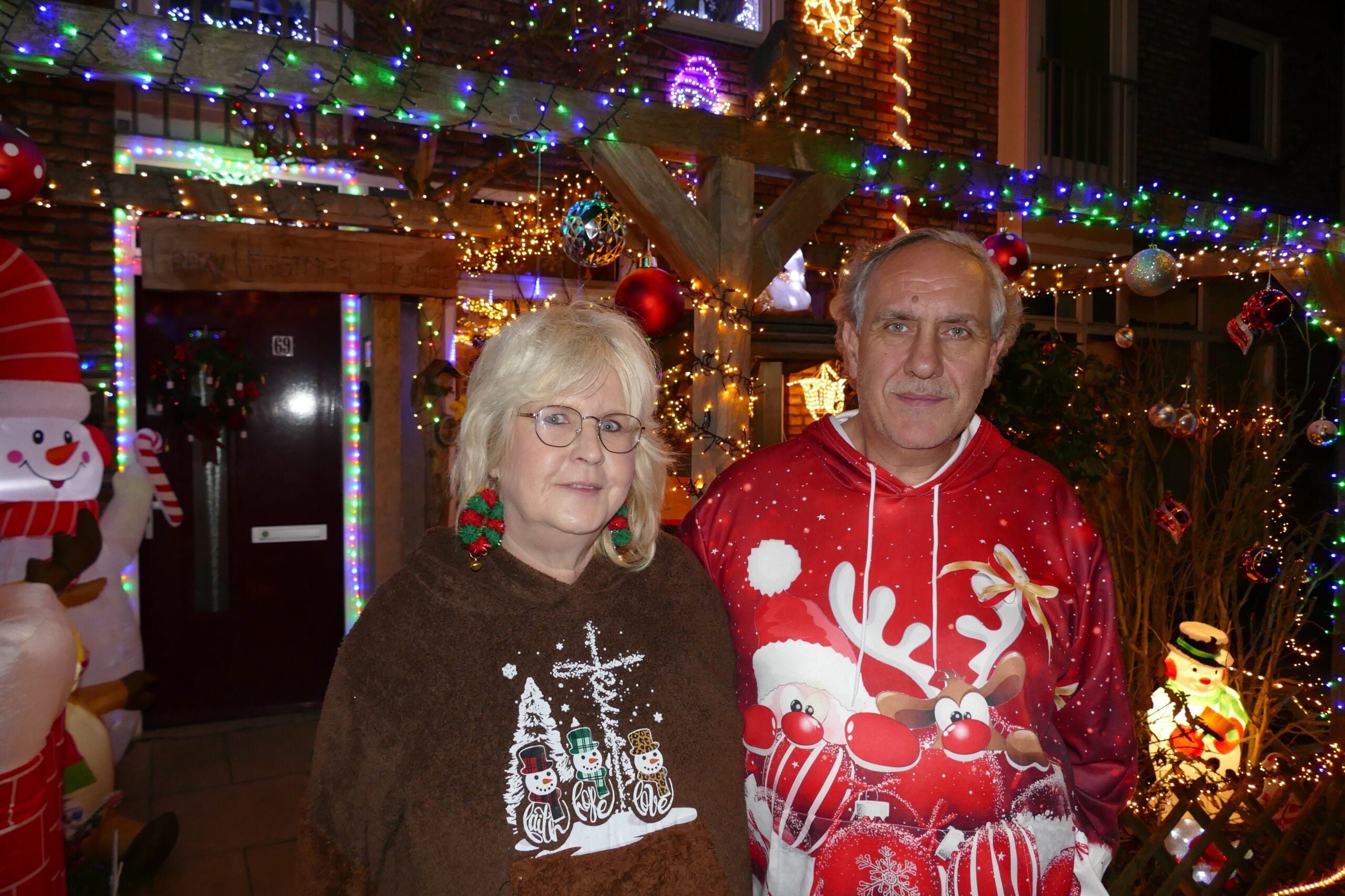 Een kijkje in het kersthuis van Marion en André: ‘Met onze sneeuwmachine is het hier altijd witte ke